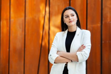 Başarılı İş Kadını Portresi. Aktif yaşam tarzı. Modern iş kızı dışarıda. Kadın Lider. Güzel bir Rus kızı. Başarı konsepti.