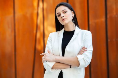 Başarılı İş Kadını Portresi. Aktif yaşam tarzı. Modern iş kızı dışarıda. Kadın Lider. Güzel bir Rus kızı. Başarı konsepti.