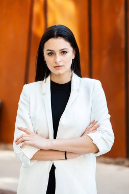 Başarılı İş Kadını Portresi. Aktif yaşam tarzı. Modern iş kızı dışarıda. Kadın Lider. Güzel bir Rus kızı. Başarı konsepti.