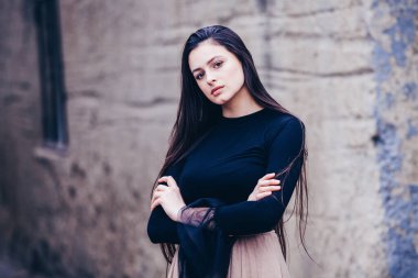 Şık Güzel Esmer 'in Moda Portresi. Dışarıdaki Genç Kadın. Havalı hippi öğrenci kadın. Havalı hippi Rus genç kız gündelik kıyafetler giyiyor. Şehir yaşam tarzı şık hippi kız. Moda kıyafeti
