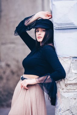 Şık Güzel Esmer 'in Moda Portresi. Dışarıdaki Genç Kadın. Havalı hippi öğrenci kadın. Havalı hippi Rus genç kız gündelik kıyafetler giyiyor. Şehir yaşam tarzı şık hippi kız. Moda kıyafeti