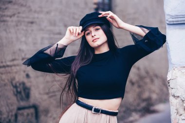 Şık Güzel Esmer 'in Moda Portresi. Dışarıdaki Genç Kadın. Havalı hippi öğrenci kadın. Havalı hippi Rus genç kız gündelik kıyafetler giyiyor. Şehir yaşam tarzı şık hippi kız. Moda kıyafeti