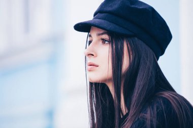 Şık Güzel Esmer 'in Moda Portresi. Dışarıdaki Genç Kadın. Havalı hippi öğrenci kadın. Havalı hippi Rus genç kız gündelik kıyafetler giyiyor. Şehir yaşam tarzı şık hippi kız. Moda kıyafeti