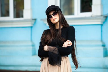 Uzun siyah saçlı, güneş gözlüğü takan güzel esmer bir kızın güzel moda portresi. Doğal ciltli güzel Rus kız suratı. Avrupa cazibesi. Güneş gözlüklü güzel hippi kız..