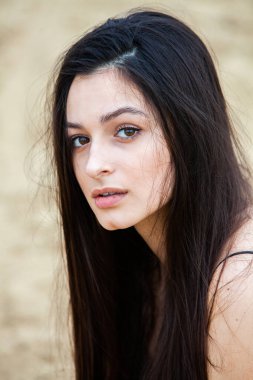 Temiz ciltli güzel bir genç kadın. Temiz ciltli genç bir Rus kadın. Güzel kız yüz bakımı. Şık Güzel Esmer 'in Moda Portresi. Şehvetli kız..