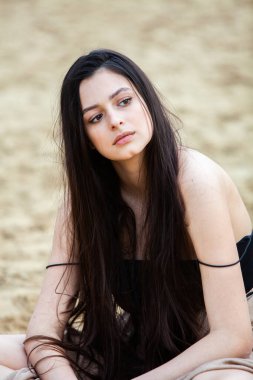 Temiz ciltli güzel bir genç kadın. Temiz ciltli genç bir Rus kadın. Güzel kız yüz bakımı. Şık Güzel Esmer 'in Moda Portresi. Şehvetli kız..