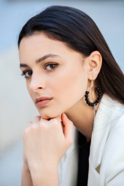 Temiz ciltli güzel bir genç kadın. Temiz ciltli genç bir Rus kadın. Güzel kız yüz bakımı. Şık Güzel Esmer 'in Moda Portresi. Şehvetli kız..