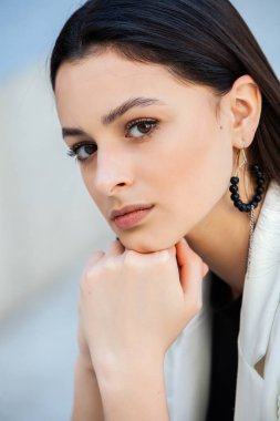 Temiz ciltli güzel bir genç kadın. Temiz ciltli genç bir Rus kadın. Güzel kız yüz bakımı. Şık Güzel Esmer 'in Moda Portresi. Şehvetli kız..