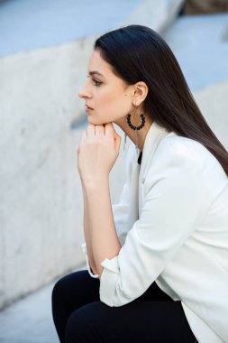 Temiz ciltli güzel bir genç kadın. Temiz ciltli genç bir Rus kadın. Güzel kız yüz bakımı. Şık Güzel Esmer 'in Moda Portresi. Şehvetli kız..