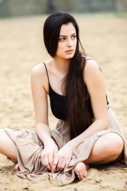 Temiz ciltli güzel bir genç kadın. Temiz ciltli genç bir Rus kadın. Güzel kız yüz bakımı. Şık Güzel Esmer 'in Moda Portresi. Şehvetli kız..