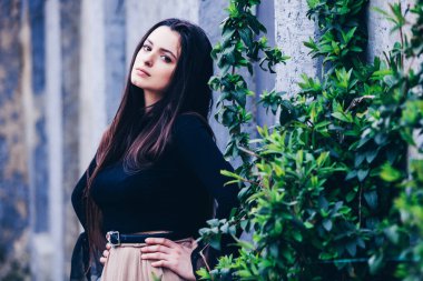 Temiz ciltli güzel bir genç kadın. Temiz ciltli genç bir Rus kadın. Güzel kız yüz bakımı. Şık Güzel Esmer 'in Moda Portresi. Şehvetli kız..