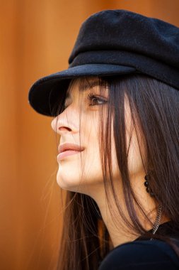 Temiz ciltli güzel bir genç kadın. Temiz ciltli genç bir Rus kadın. Güzel kız yüz bakımı. Şık Güzel Esmer 'in Moda Portresi. Şehvetli kız..