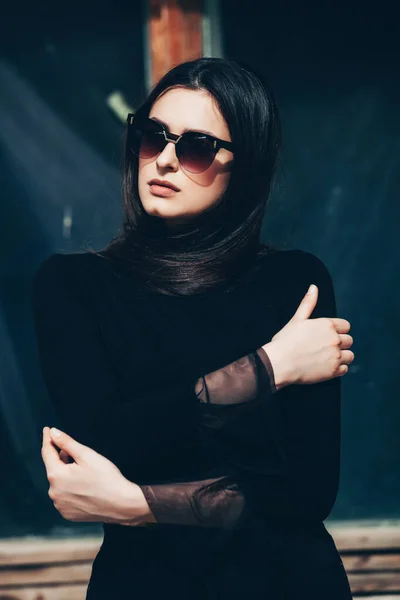Красивый Модный Портрет Молодой Красивой Брюнетки Длинными Черными Волосами Солнцезащитных — стоковое фото