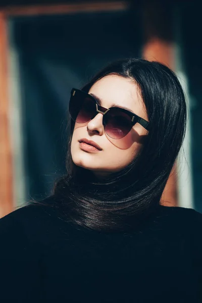Красивый Модный Портрет Молодой Красивой Брюнетки Длинными Черными Волосами Солнцезащитных — стоковое фото