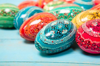 Paskalya yumurtası boyalı arka plan. Ahşap arka planda Paskalya yumurtaları.