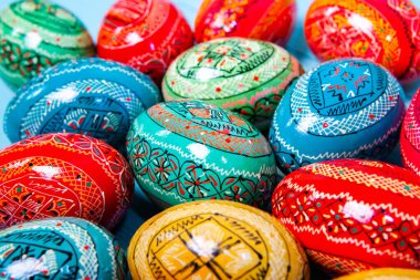 Paskalya yumurtası boyalı arka plan. Ahşap arka planda Paskalya yumurtaları.