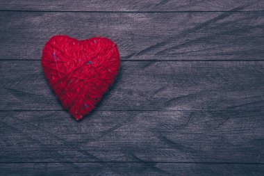 Aşk kalpleri ahşap dokuda. Sevgililer Günü tebrik kartı. Ahşap masada el yapımı kalpler. Kopyalama alanı olan üst görünüm