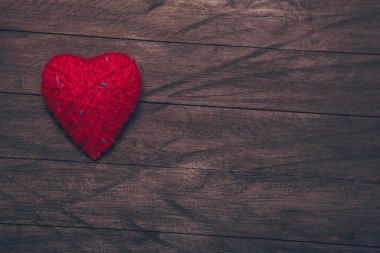 Aşk kalpleri ahşap dokuda. Sevgililer Günü tebrik kartı. Ahşap masada el yapımı kalpler. Kopyalama alanı olan üst görünüm