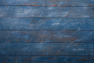 Düğümlü ve tırnak delikli klasik mavi ahşap arka plan dokusu. Eski boyalı ahşap duvar. Mavi soyut arka plan. Klasik ahşap, koyu mavi, yatay tahtalar. Kopya alanı ile ön görünüm. Tasarım için arkaplan.