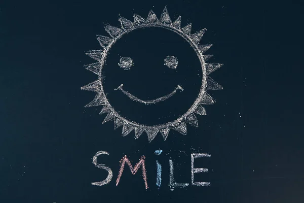 Ikona Uśmiechu Malowana Uśmiechnięta Emotikonka Smile Wiadomość Słowo Drewnianym Biurku — Zdjęcie stockowe
