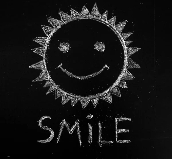笑的图标画 笑得情绪低落 木制写字台上的Smile留言 — 图库照片