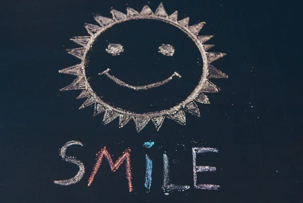 Mosoly Ikon Festve Mosolygós Hangulatjel Smile Üzenet Szó Egy Íróasztalon — Stock Fotó