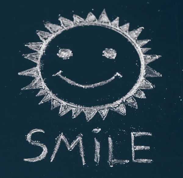 Ikona Uśmiechu Malowana Uśmiechnięta Emotikonka Smile Wiadomość Słowo Drewnianym Biurku — Zdjęcie stockowe