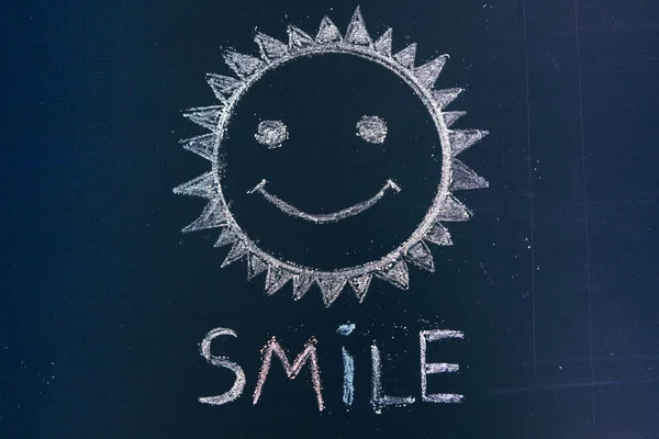 笑的图标画 笑得情绪低落 木制写字台上的Smile留言 — 图库照片