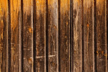 Düğümlü ve tırnak delikli klasik kahverengi ahşap arka plan dokusu. Eski boyalı ahşap duvar. Kahverengi soyut arka plan. Klasik, koyu renk, yatay tahtalar. Kopyalama alanı ile ön görünüm. 