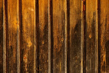 Düğümlü ve tırnak delikli klasik kahverengi ahşap arka plan dokusu. Eski boyalı ahşap duvar. Kahverengi soyut arka plan. Klasik, koyu renk, yatay tahtalar. Kopyalama alanı ile ön görünüm. 