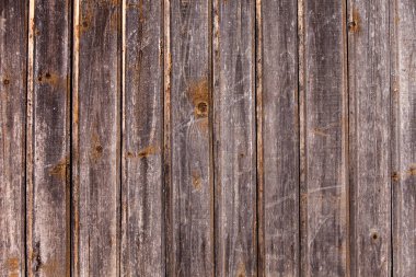 Düğümlü ve tırnak delikli klasik kahverengi ahşap arka plan dokusu. Eski boyalı ahşap duvar. Kahverengi soyut arka plan. Klasik, koyu renk, yatay tahtalar. Kopyalama alanı ile ön görünüm. 