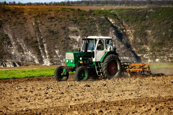 Farmer Traktorban Előkészíti Földet Mezőgazdasági Munkák Mezőgazdasági Földeken Mezőgazdasági Munka — Stock Fotó