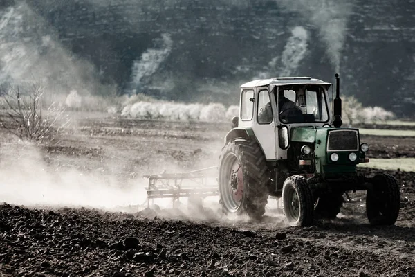 Fermier Tractor Pregătind Terenul Lucrări Agricole Terenuri Agricole Muncă Agricolă — Fotografie, imagine de stoc