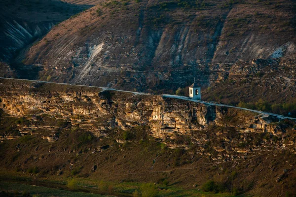 Wspaniały Krajobraz Skałami Górami Klasztorze Orheiul Vechi Mołdawii Europa Piękny — Zdjęcie stockowe