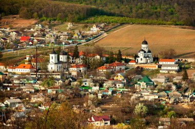Moldova Cumhuriyeti 'nin güzel bahar manzarası. Yeşil manzara. Bahar doğası. Yeşil Çimenli ve Ağaçlı Park. Avrupa 'ya seyahat. Çiçek açan ağaçlar ve kayalar.