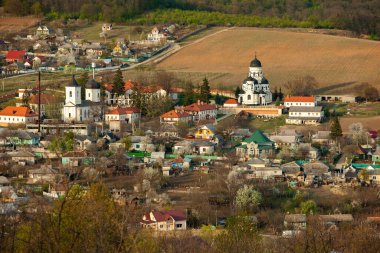 Moldova Cumhuriyeti 'nin güzel bahar manzarası. Yeşil manzara. Bahar doğası. Yeşil Çimenli ve Ağaçlı Park. Avrupa 'ya seyahat. Çiçek açan ağaçlar ve kayalar.