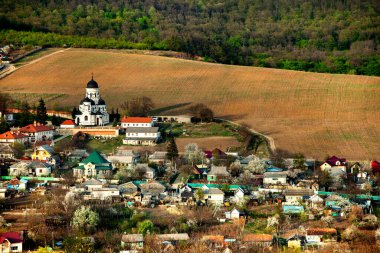 Moldova Cumhuriyeti 'nin güzel bahar manzarası. Yeşil manzara. Bahar doğası. Yeşil Çimenli ve Ağaçlı Park. Avrupa 'ya seyahat. Çiçek açan ağaçlar ve kayalar.