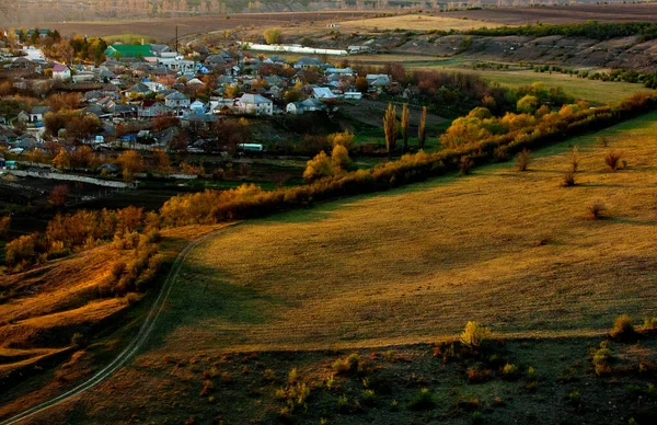 モルドバ共和国の美しい春の風景 緑の風景 春の自然 緑の草と木の公園 ヨーロッパ旅行 — ストック写真