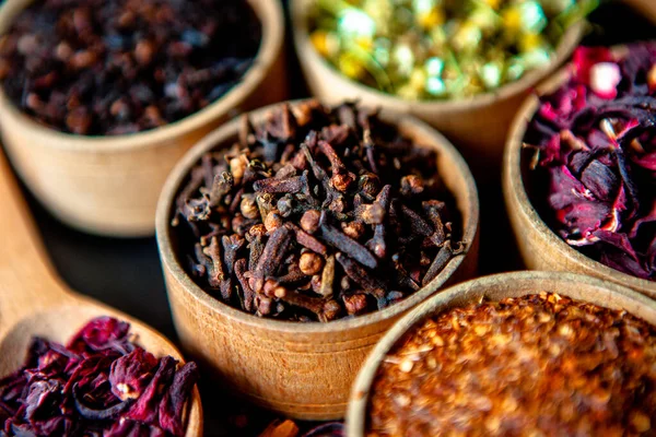 Various Dried Tea Leaves Wooden Bowl Dried Herbs Tea Leaves — Stock Photo, Image