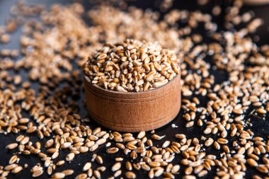 Tam tahıllı un izole edilmiş. Arkaplan dokusu olarak buğday taneleri, üst görünüm.