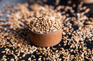 Tam tahıllı un izole edilmiş. Arkaplan dokusu olarak buğday taneleri, üst görünüm.