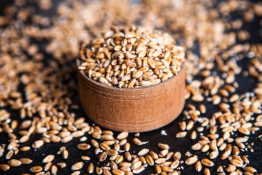 Tam tahıllı un izole edilmiş. Arkaplan dokusu olarak buğday taneleri, üst görünüm.