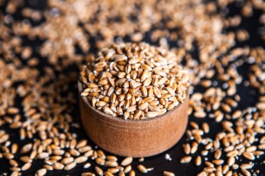 Tam tahıllı un izole edilmiş. Arkaplan dokusu olarak buğday taneleri, üst görünüm.