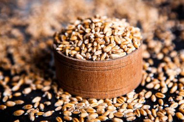 Tam tahıllı un izole edilmiş. Arkaplan dokusu olarak buğday taneleri, üst görünüm.