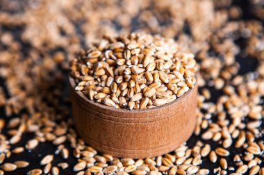 Tam tahıllı un izole edilmiş. Arkaplan dokusu olarak buğday taneleri, üst görünüm.