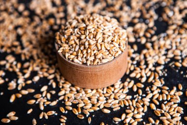 Tam tahıllı un izole edilmiş. Arkaplan dokusu olarak buğday taneleri, üst görünüm.