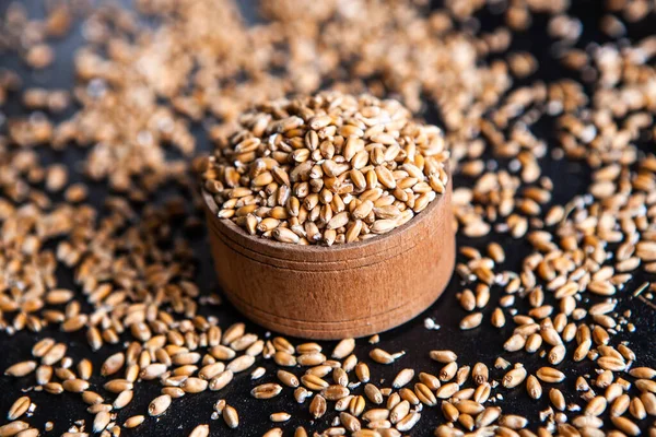 Tam tahıllı un izole edilmiş. Arkaplan dokusu olarak buğday taneleri, üst görünüm.