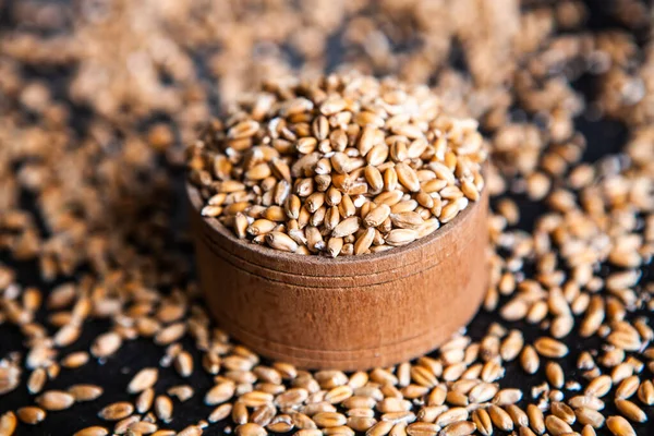 Tam tahıllı un izole edilmiş. Arkaplan dokusu olarak buğday taneleri, üst görünüm.