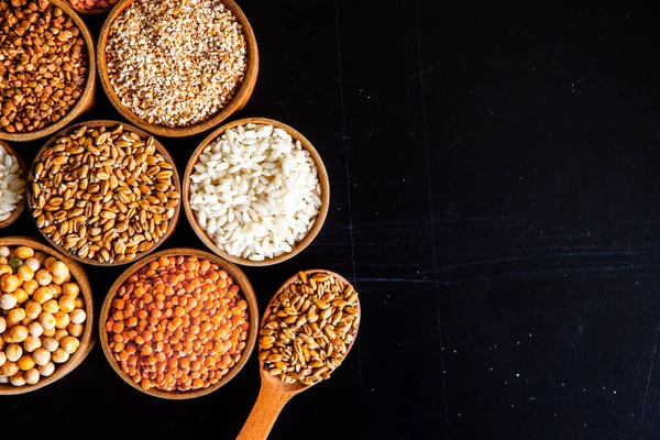 Tigelas Vários Cereais Vários Tipos Grãos Naturais Cereais Diferentes Tipos — Fotografia de Stock