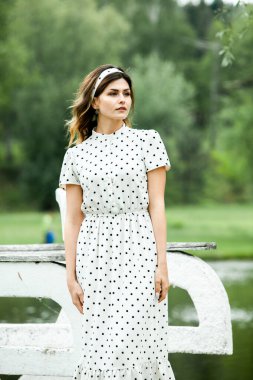 Rüzgarda hareket eden kıllı bir kadın portresi. Yeşil Park 'taki güzel Rus esmer kızın yakın plan portresi. Avrupalı beyaz kadın. 